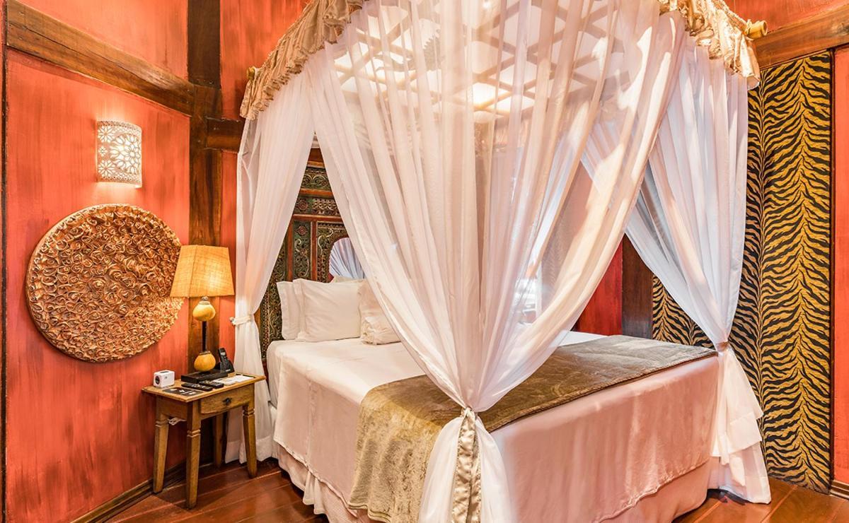 Dpny ビーチ ホテル ＆ スパ イリャベラ エクステリア 写真 A mosquito net over a bed