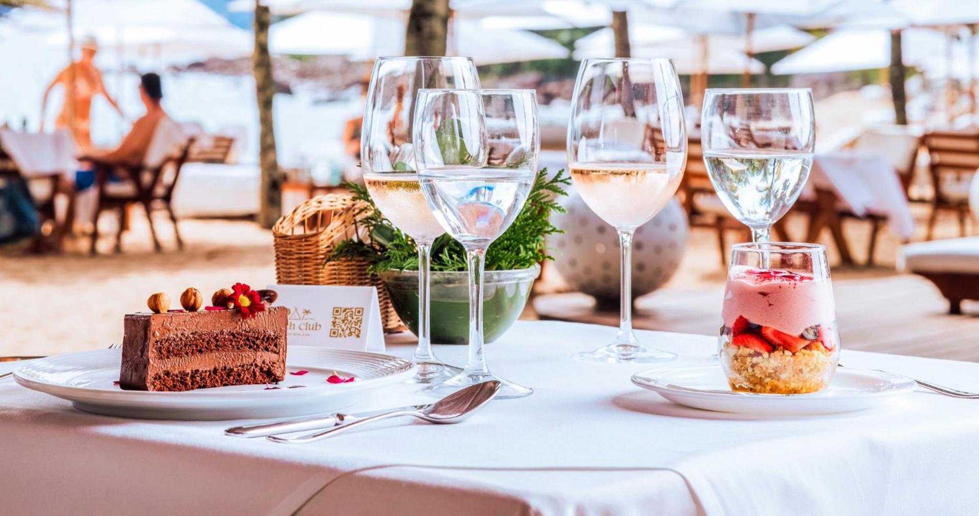 Dpny ビーチ ホテル ＆ スパ イリャベラ エクステリア 写真 A typical wine and dessert pairing
