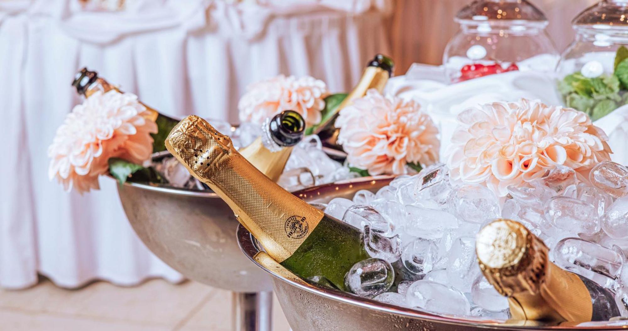 Dpny ビーチ ホテル ＆ スパ イリャベラ エクステリア 写真 Champagne in a cooler
