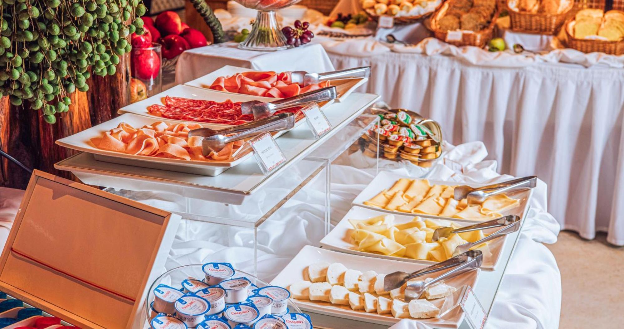 Dpny ビーチ ホテル ＆ スパ イリャベラ エクステリア 写真 A buffet